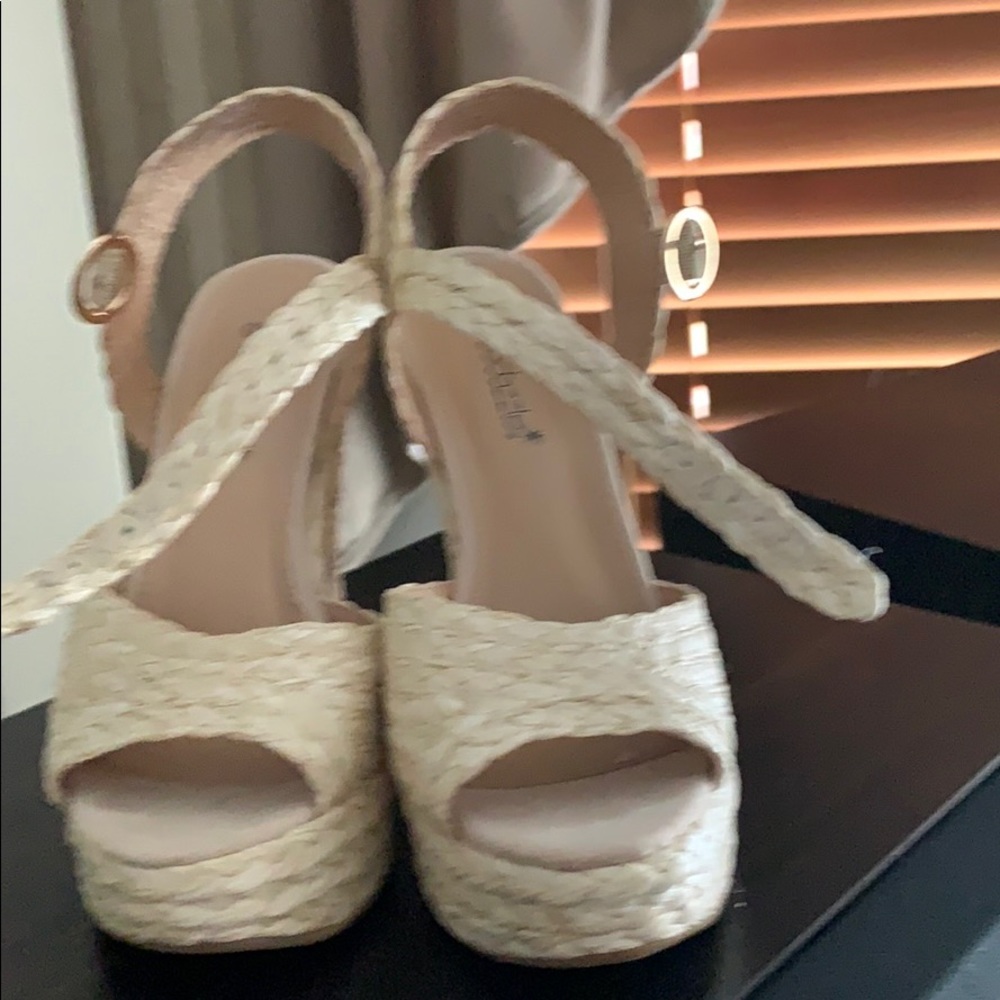 Cute raffia wedges!